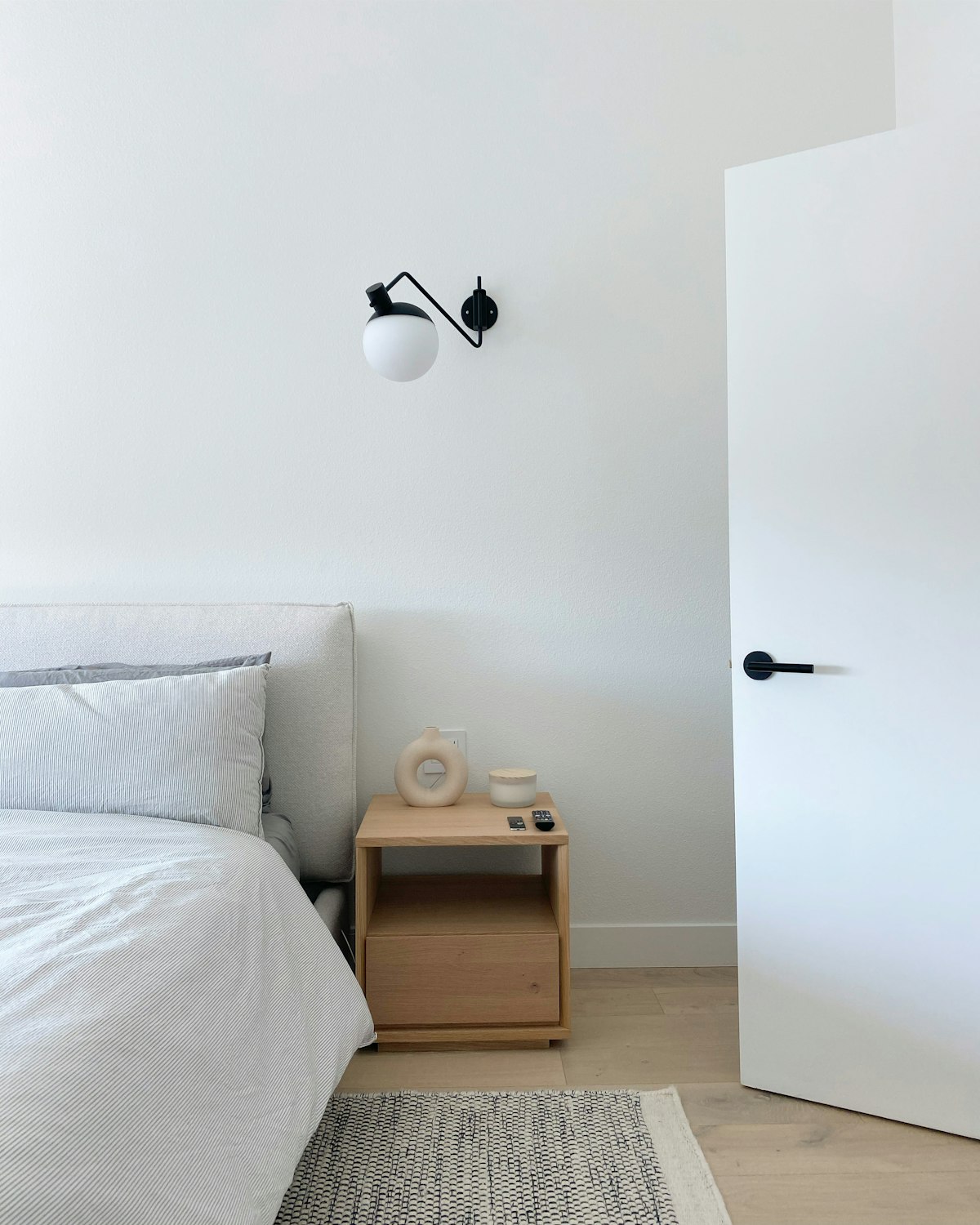 Kamar dengan detail kayu dan tempat tidur, foto ilustrasi